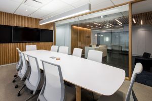 Salle de réunion des bureaux du Groupe Lafond architecture et design par rumker