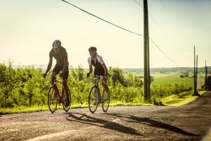 Vélo Opus Bike de performance, deux cyclistes sur la route