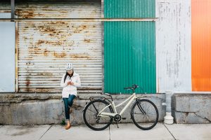 Vélos Opus Bike urbain dans une rue