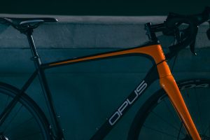 Vélo de route Opus bike orange en soirée
