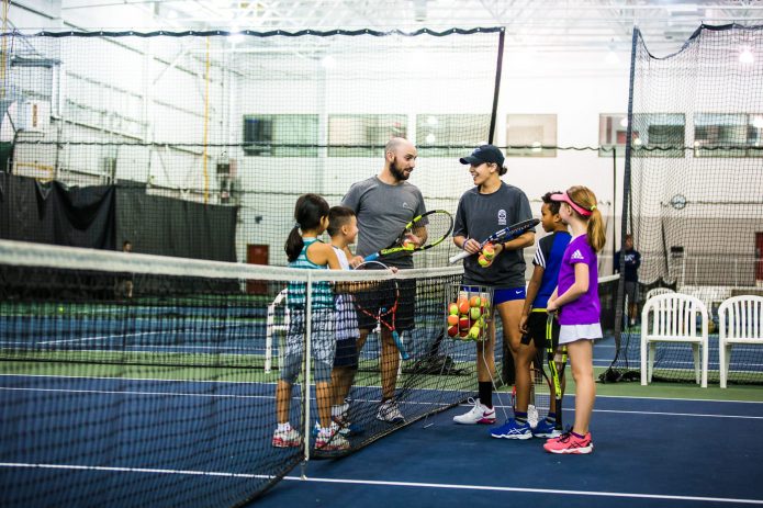 Coach Et Groupe D'enfant Durant Cours De Tennis Canada Kids