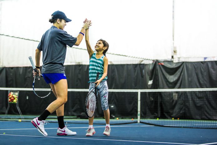 High Five Entre Coach Et Joueuse Durant Cours De Tennis Canada Kids