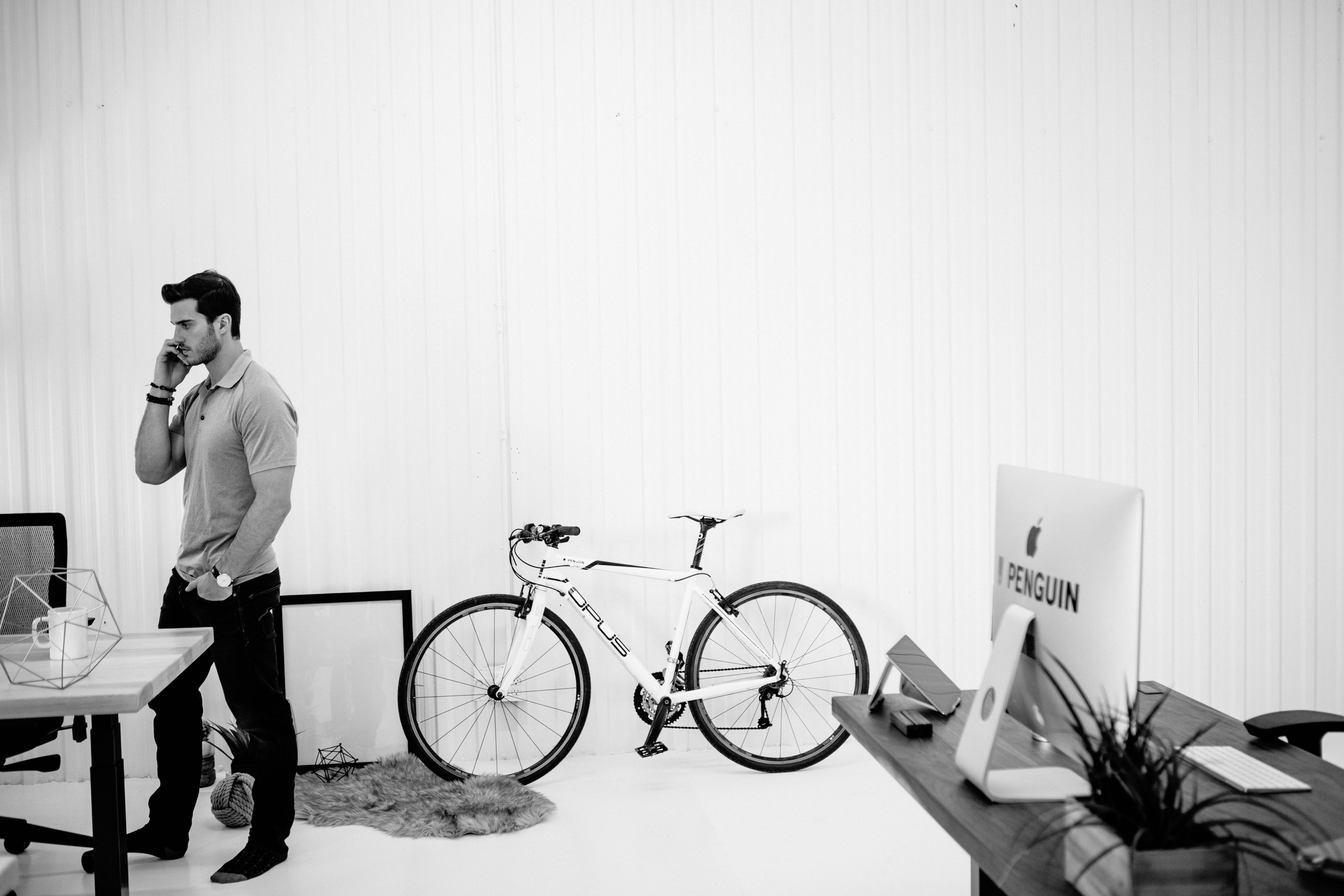 vélo opus dans le decor du tournage de vidéo de produit pour ergonofis