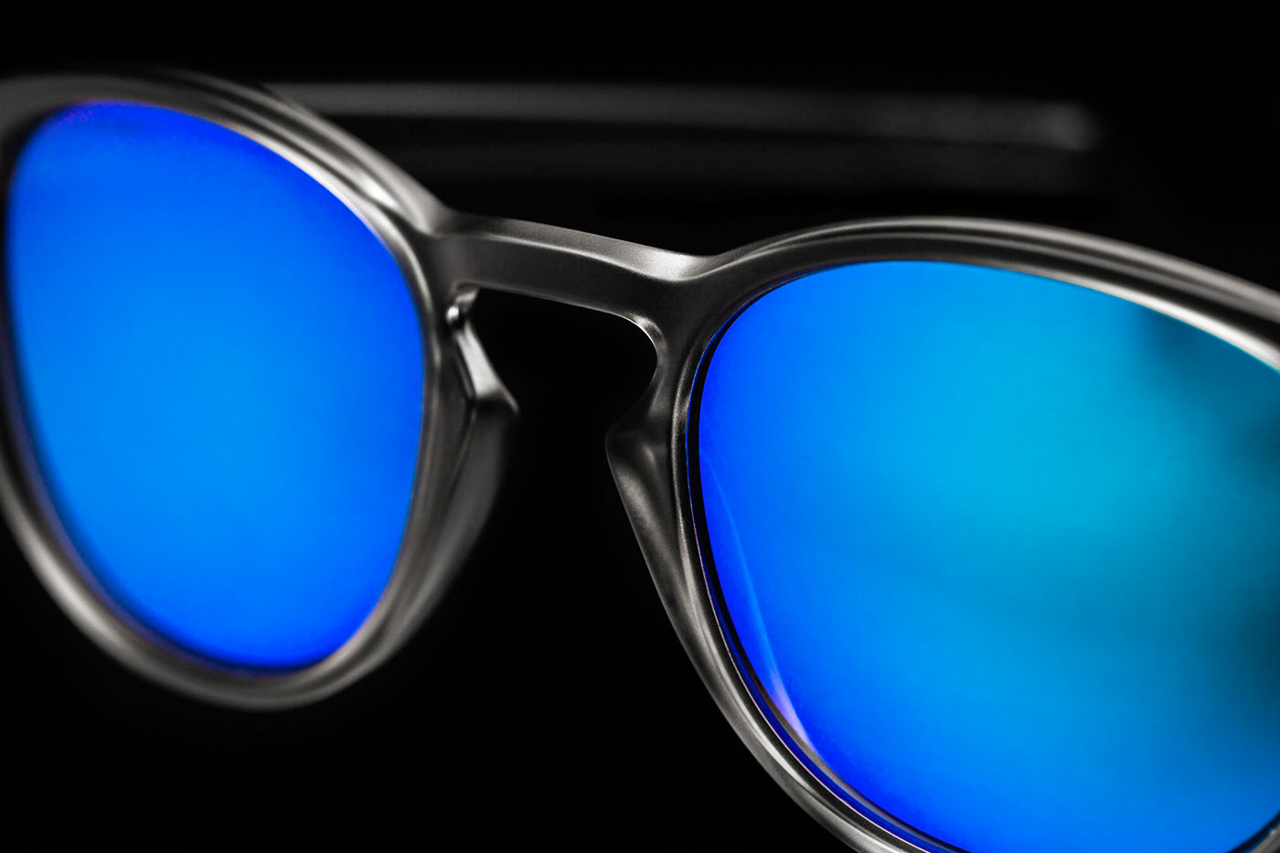 Close-up lunette Oakley teinte bleu sur noir